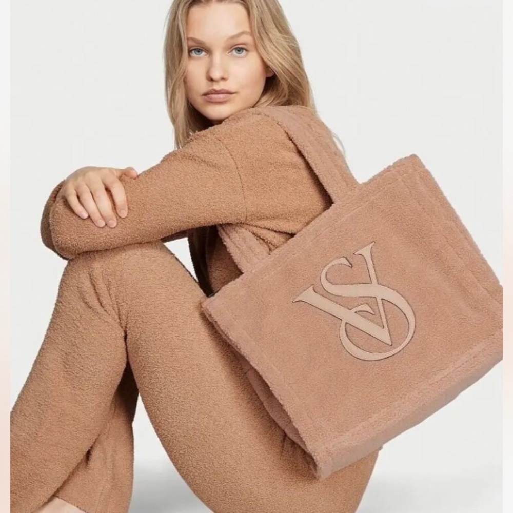 VICTORIA SECRET Plush /Sherpa / Fleece Tote Brown NWT /original packaging/.